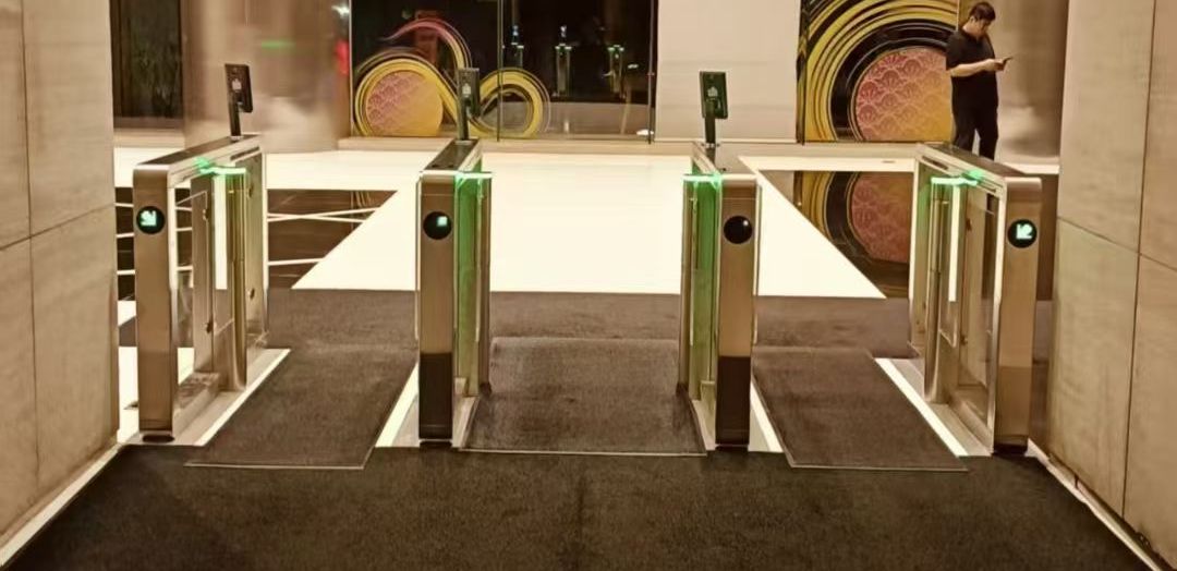 ZOJE Suluhisho la Utambuzi wa Usoni la Swing Turnstile kwa Majengo ya Ofisi